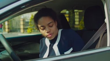 Afrikalı kadın sürücü arabada emniyet kemeri takıyor
