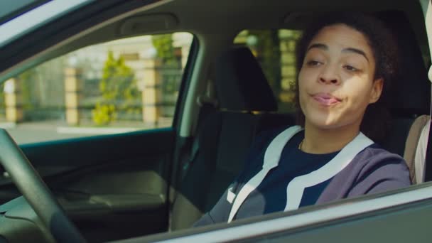 Mujer emocionada recibiendo llaves de coche nuevo de distribuidor — Vídeos de Stock