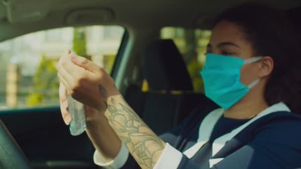 Femme en voiture utilisant un désinfectant pour les mains pour prévenir l'infection — Video