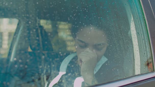 Mujer triste mirando por la ventana del coche con gotas de lluvia — Vídeo de stock