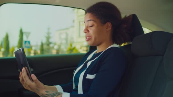 Pengusaha wanita dalam video mobil konferensi di pc tablet — Stok Video