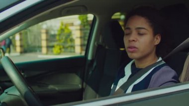 Kadın sürücü ehliyetini polis memuruna veriyor.