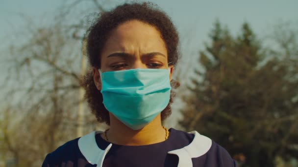 コロナウイルスに対するウイルスマスクを身に着けているアフリカの女性 — ストック動画