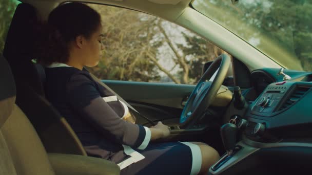 Autista donna africana allacciando la cintura di sicurezza in auto — Video Stock