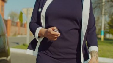 Uzaktan kumandalı kadın arabanın kapısını açıyor.