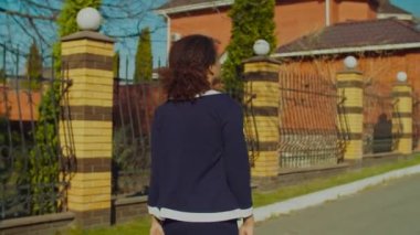 Dışarıda yürürken gülümseyen kaygısız zenci kadın.