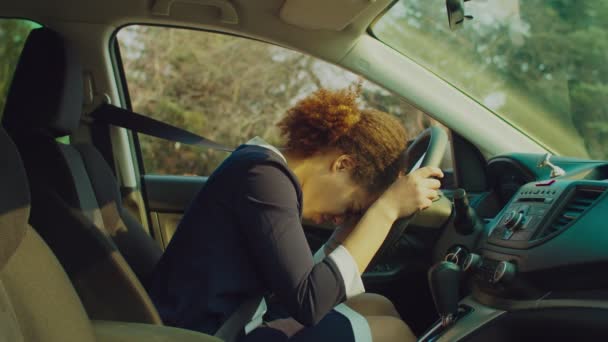 Şok olmuş kadın sürücü trafik kazası yapıyor. — Stok video