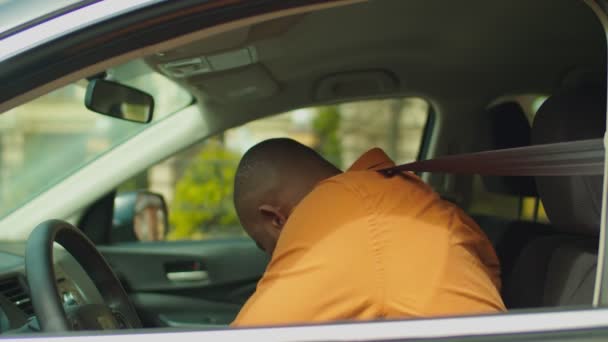 Zwarte man overhandigt rijbewijs aan politieagent — Stockvideo