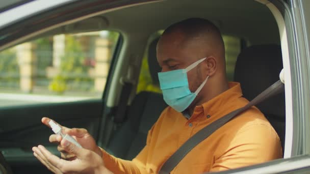 Man in car using hand sanitizer to prevent infection — Stock Video