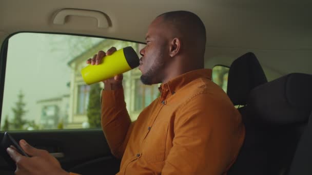 Relajado hombre africano cabalgando en el asiento trasero de taxi — Vídeos de Stock