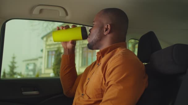 Homem bebendo café de caneca de viagem em táxi táxi — Vídeo de Stock