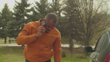 Arabayı çizen adam sigorta acentesini arıyor.