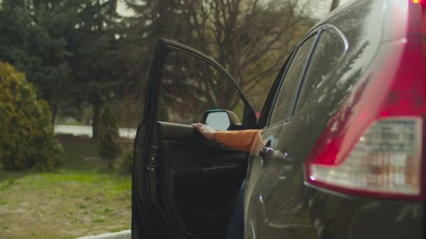 Un uomo di colore sicuro che scende dall'auto parcheggiata — Video Stock