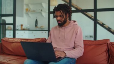 Dizüstü bilgisayarlı yaratıcı siyahi serbest yazar proje üzerinde çalışıyor