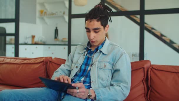 Chytrý muslim muž student učení s tabletem PC — Stock video
