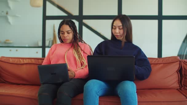 Multi-etnische vrouwelijke studenten studeren samen binnen — Stockvideo