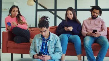Çok kültürlü akıllı telefon bağımlısı ev arkadaşları