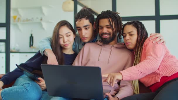 Fröhliche, vielfältige Menschen, die Inhalte online durchsuchen — Stockvideo