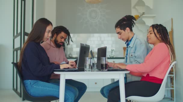 Verscheidene studenten leren samen op homer — Stockvideo