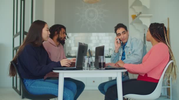 Equipe de negócios de inicialização trabalhando no escritório em casa — Vídeo de Stock