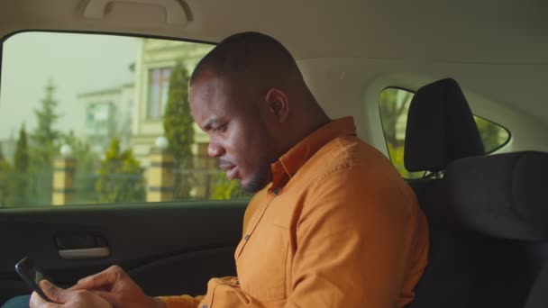 Overwerkte man met tablet pc wrijvende ogen in auto — Stockvideo
