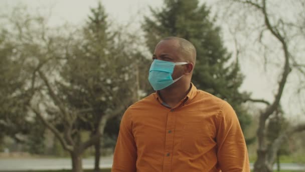 Uomo africano indossando maschera virus contro coronavirus — Video Stock