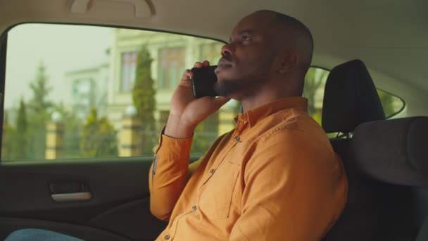 Ocupado con el tipo del teléfono diciéndole al taxista que se dé prisa — Vídeo de stock