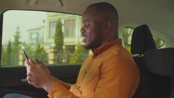 Otomobil videosundaki Afrikalı adam tablet bilgisayarda konferans veriyor — Stok video
