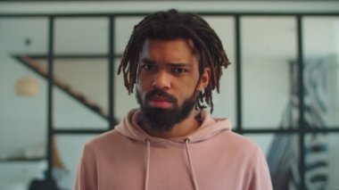 Şüpheli siyah adam yumruk atmakla tehdit ediyor.