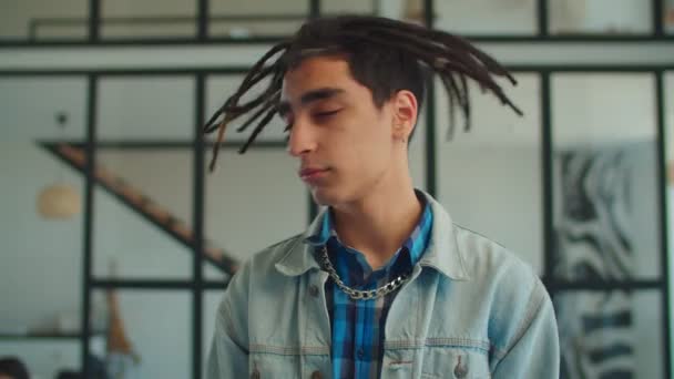 Knappe Arabische man met dreadlocks zwaaiend hoofd — Stockvideo