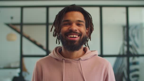 Hombre hipster afroamericano con sonrisa alegre — Vídeos de Stock