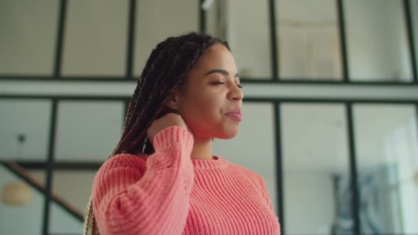 Encantadora mujer afroamericana con rastas — Vídeo de stock