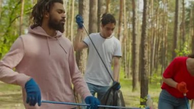 Çevre dostu insanlar çöpten ormanları temizliyor.