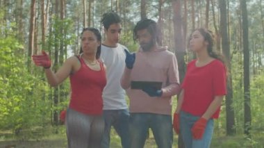Çevre aktivistleri orman çöplerini temizleme konusunu tartışıyor