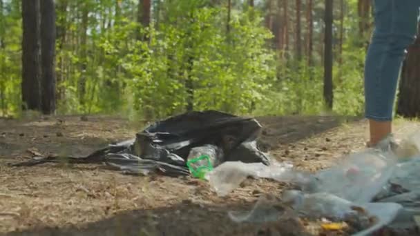 Многие апатичные люди прыгают через лесной мусор — стоковое видео