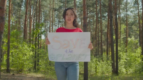 Екологічна активістка протестує проти забруднення навколишнього середовища — стокове відео