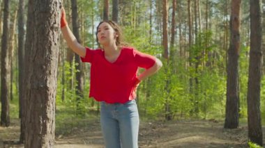 Yorgun çevre gönüllüsü temizlik sırasında mola veriyor.