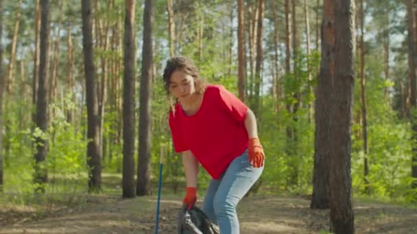 Asiatischer Freiwilliger mit Müllsack reinigt Natur — Stockvideo