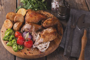 pişmiş, kızarmış tavuk domates, biber, patates yönetim kurulu