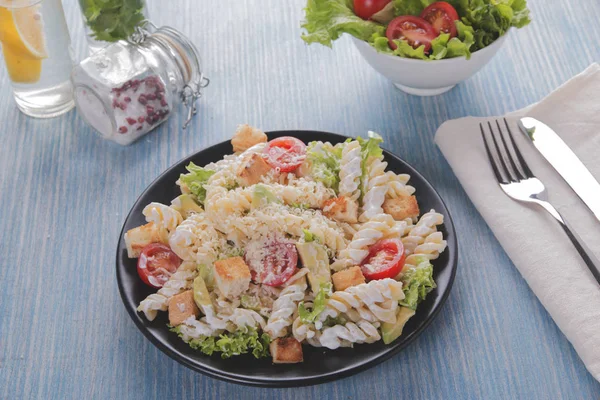 Caesar Salat Pasta Avocado Hühnerfilet Tomatensauce Aus Nächster Nähe — Stockfoto