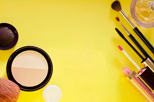 Ensemble Cosmétiques Maquillage Sur Fond Jaune — Photo