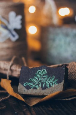 Ahşap arka planda, botanikli güzel, el yapımı sabun, yakın plan. Rahatlamak için, sağlık, spa, aromaterapi.