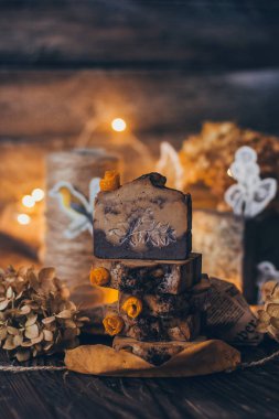 Ahşap arka planda, botanikli güzel, el yapımı sabun, yakın plan. Rahatlamak için, sağlık, spa, aromaterapi.