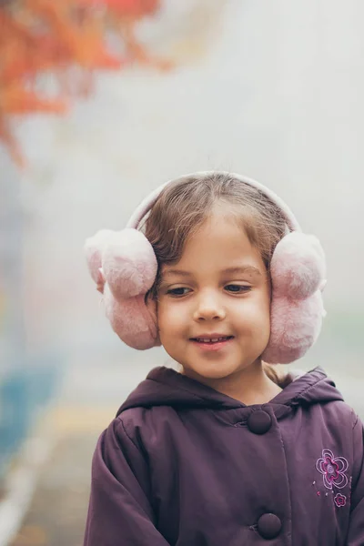 Adorable Drôle Vilaine Petite Fille Dans Parc Sur Belle Journée — Photo