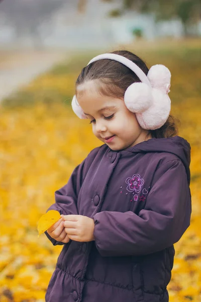 Adorable Drôle Vilaine Petite Fille Dans Parc Sur Belle Journée — Photo