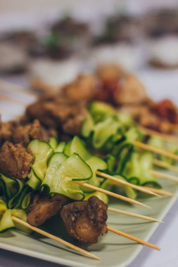 Partiden önce restoranda yemek masası servisi.