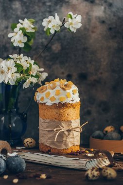 Geleneksel Rus Ortodoks Paskalya Ekmeği - elma çiçeği ve renkli yumurtalı kulich