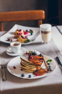 Karamelli krep tabağı yaban mersini ve yabanmersinli. Shrovetide Maslenitsa Tereyağı Haftası festival yemeği. Shrove salısı. Krep günü..