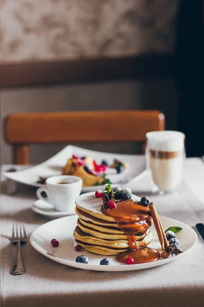 Karamelli krep tabağı yaban mersini ve yabanmersinli. Shrovetide Maslenitsa Tereyağı Haftası festival yemeği. Shrove salısı. Krep günü..