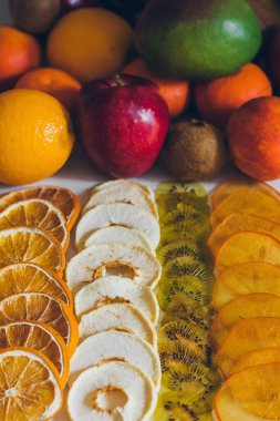 Kurutulmuş ev yapımı taze kurutulmuş meyve dilimleri. Meyve cipsi, doğal çiğ vegan organik atıştırmalık. Sağlıklı gıda konsepti.